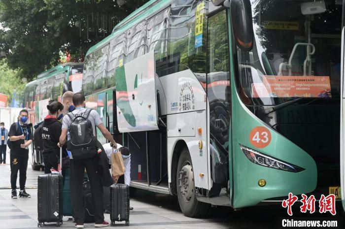 这些想想就违和的设定安在沈腾身上，竟是如此“浑然天成”，让人忍俊